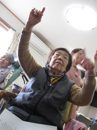 今日のレクは梅干の歌を唄いながら体操です