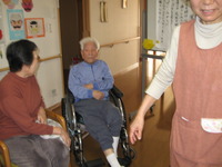 今日のレクは梅干の歌を唄いながら体操です
