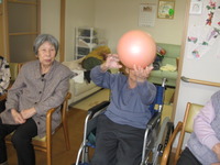 今日のレクは梅干の歌を唄いながら体操です