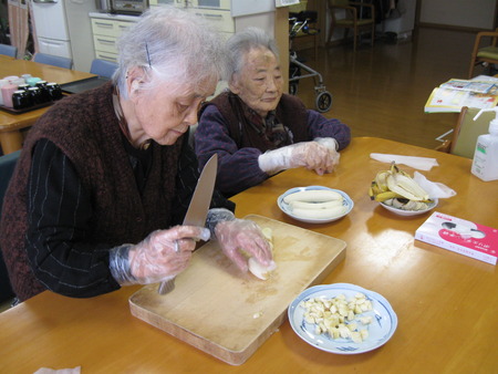 おやつ作り・アップルとバナナのホットケーキを皆さんで