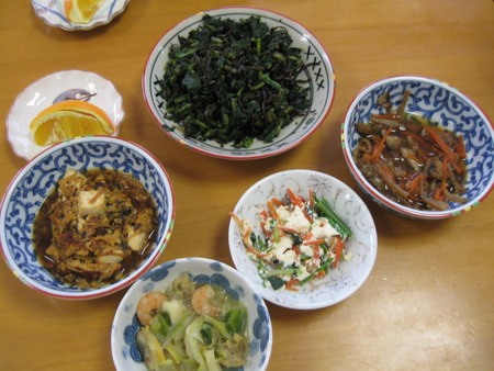 ランチ作りのお手伝い。うなぎの玉子とじに白和えで～す