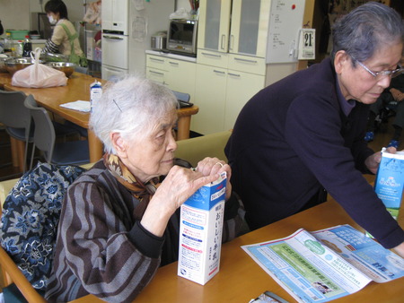 牛乳パックを再利用して足台を作りましょう。