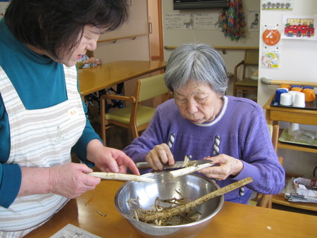 今日のランチは豚汁です。笹がきごぼうは皆さんお手の物