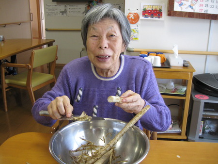 今日のランチは豚汁です。笹がきごぼうは皆さんお手の物