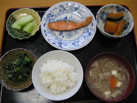 今日のランチは豚汁です。笹がきごぼうは皆さんお手の物
