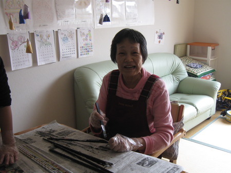停電の中皆さんで作業療法・額縁を広告で作成します
