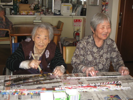 停電の中皆さんで作業療法・額縁を広告で作成します