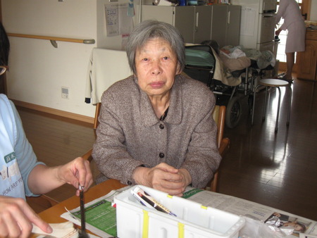 停電の中皆さんで作業療法・額縁を広告で作成します