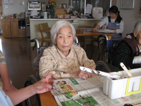 停電の中皆さんで作業療法・額縁を広告で作成します