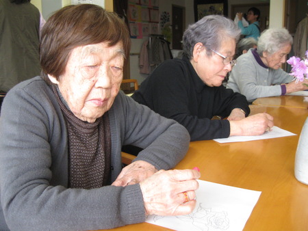 花のぬり絵を仕上げています。皆さん色使いに工夫　☆