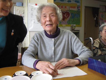 花のぬり絵を仕上げています。皆さん色使いに工夫　☆