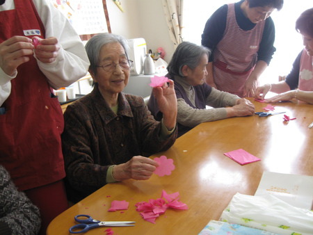 昨日は桜の花びらをカットし作品に使用します・もうすぐ花見