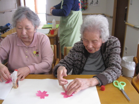 昨日は桜の花びらをカットし作品に使用します・もうすぐ花見