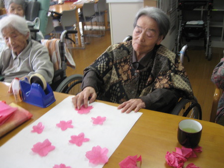 昨日は桜の花びらをカットし作品に使用します・もうすぐ花見