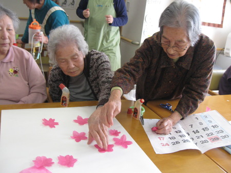 昨日は桜の花びらをカットし作品に使用します・もうすぐ花見