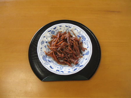 つくしの下ごしらえを皆さんで行いました。