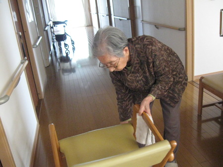 今日は車椅子と椅子の清掃日・きれいに磨きをかけましょう