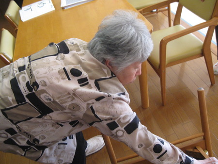 今日は車椅子と椅子の清掃日・きれいに磨きをかけましょう