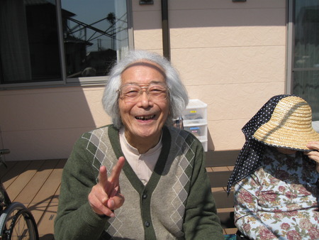 2人3脚のしだれ桜を鑑賞しながらウッドデッキで音楽療法