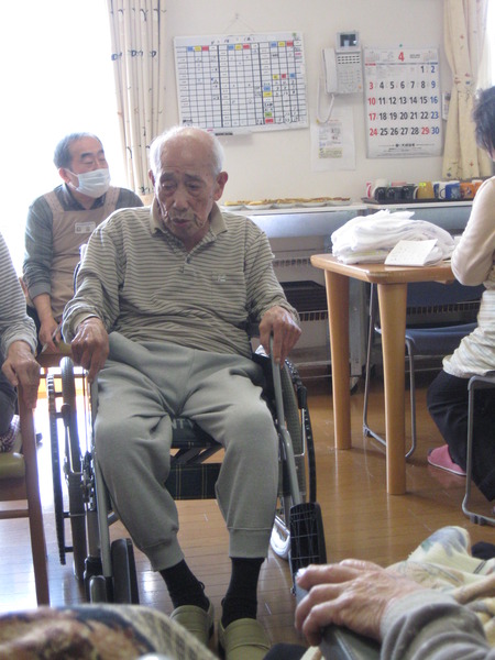 今日の午後は軽体操ボランティアの鈴木啓司氏来訪