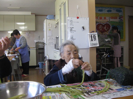 今が旬の水ふきの下ごしらえを皆さんと