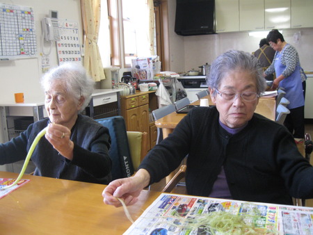 今が旬の水ふきの下ごしらえを皆さんと