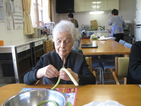今が旬の水ふきの下ごしらえを皆さんと