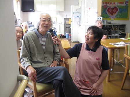 昨日のレクレーションのカラオケの様子で～す♪