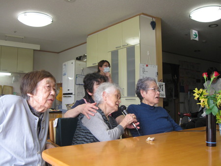 昨日のレクレーションのカラオケの様子で～す♪