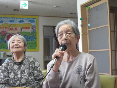 昨日のレクレーションのカラオケの様子で～す♪