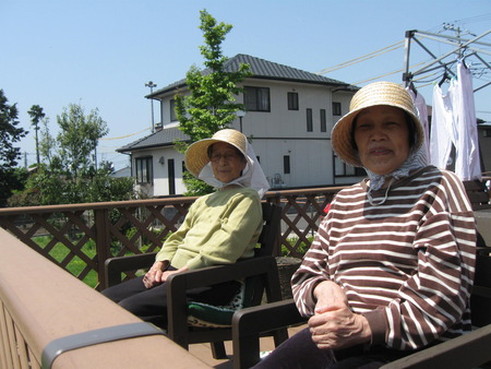 今日も天気が良いですね。昨日はウッドデッキで日向ぼっこ