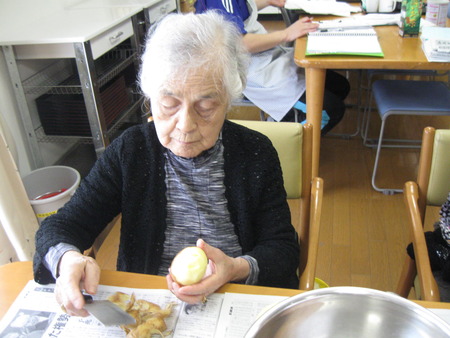 ランチのお手伝い。肉じゃがとお好み焼き、おやつはホットケーキ