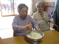 ランチのお手伝い。肉じゃがとお好み焼き、おやつはホットケーキ