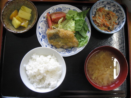 今日のランチはアジフライ・小規模多機能ではお手伝いです