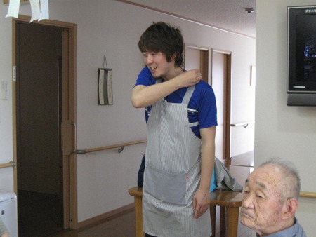 スティックサッカーで男性利用者さんは女性パワーに圧倒され