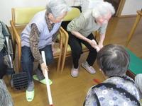 スティックサッカーで男性利用者さんは女性パワーに圧倒され