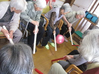 スティックサッカーで男性利用者さんは女性パワーに圧倒され