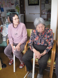 スティックサッカーで男性利用者さんは女性パワーに圧倒され