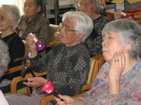 午後のレクは楽器でリズムをとり音楽療法です。♪♪