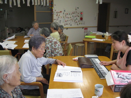 レクレーションは音楽療法・皆さんで唱歌を歌いましょう