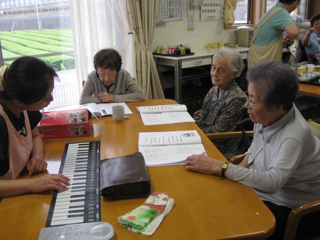 レクレーションは音楽療法・皆さんで唱歌を歌いましょう