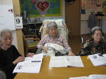 レクレーションは音楽療法・皆さんで唱歌を歌いましょう