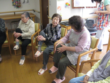 今日の午後は皆さんで円陣つくり軽体操から風船ゲームまで
