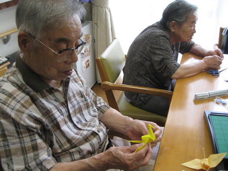 2人3脚の日常・歌ったり折紙を折ったり・七夕飾り