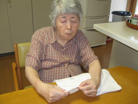 午前中グループホームでは雑巾縫いお手伝い　♪♪