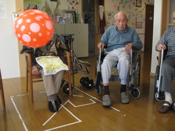 今日はボール蹴りで足腰を強化！！