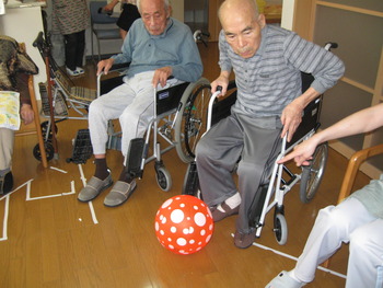 今日はボール蹴りで足腰を強化！！