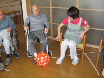 今日はボール蹴りで足腰を強化！！