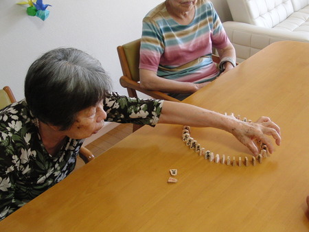 今日の午前中はグループホームで将棋倒しで盛り上がり