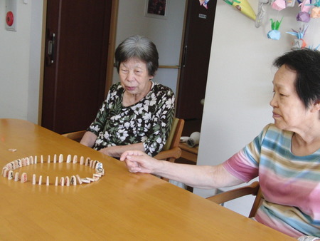 今日の午前中はグループホームで将棋倒しで盛り上がり